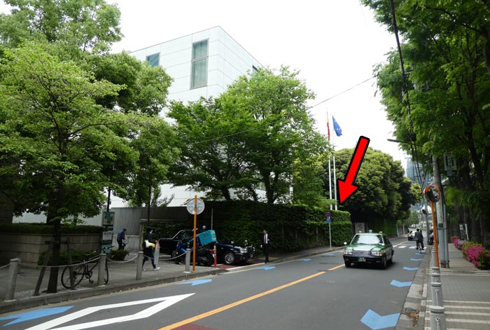 東京スペイン大使館の前