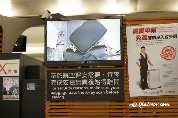 台湾旅行のスーツケースと空港のセキュリティーチェック
