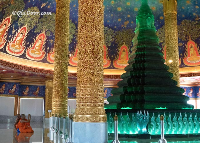 ワットパクナム大仏塔の最上階にある緑ガラス仏塔の写真