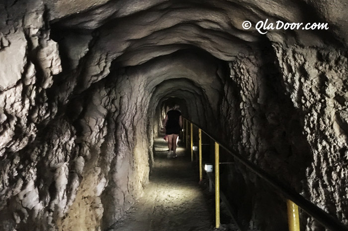 ダイヤモンドヘッド登山中のトンネル